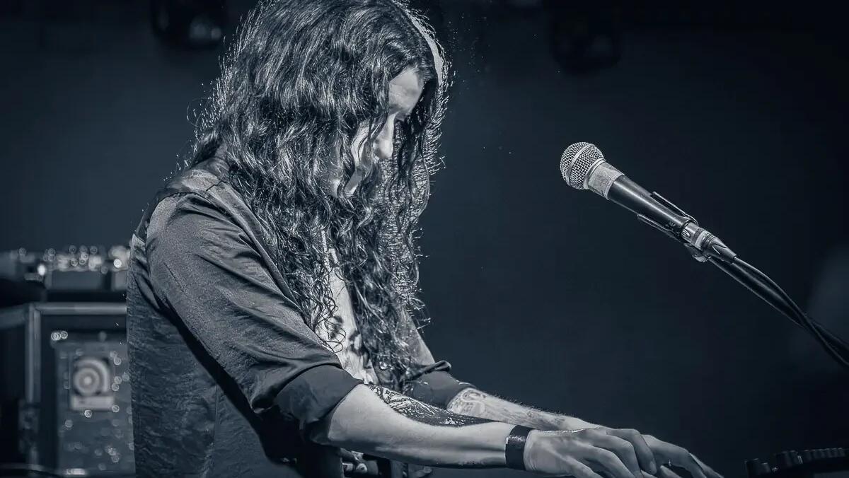 "kariti apre la rassegna 'Non solo jazz' a Trieste con un viaggio musicale tra rock ed elettronica" - 