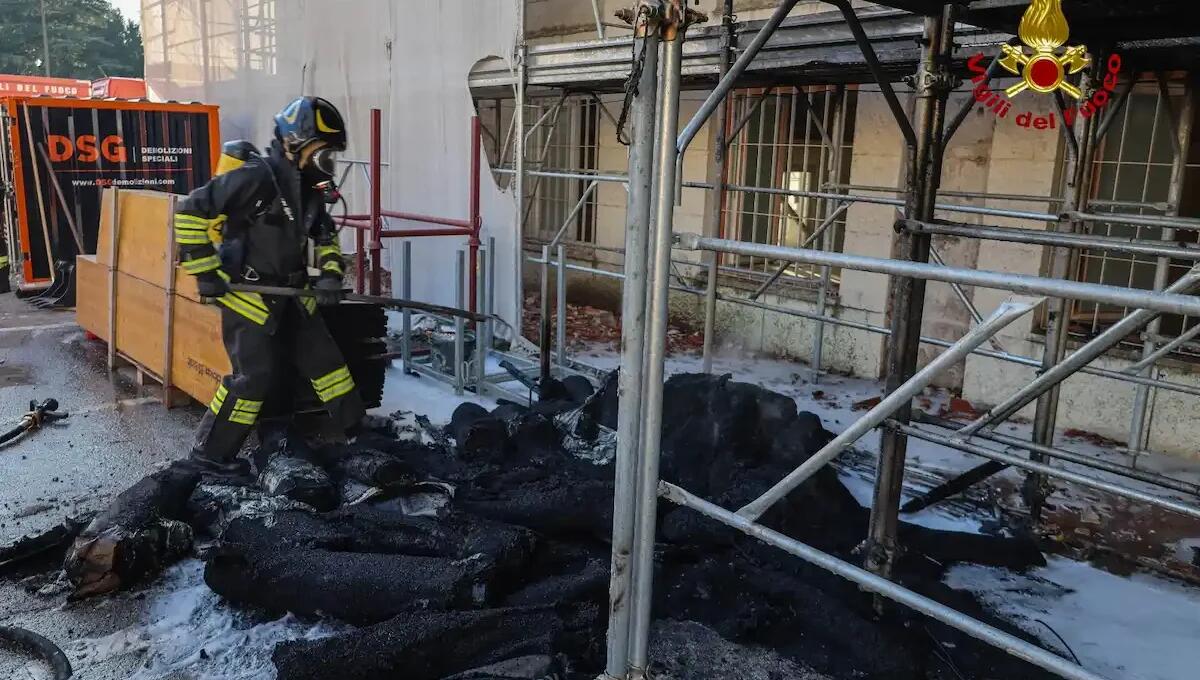 Prende fuoco un bancale di materiale isolante: cantiere in fiamme -