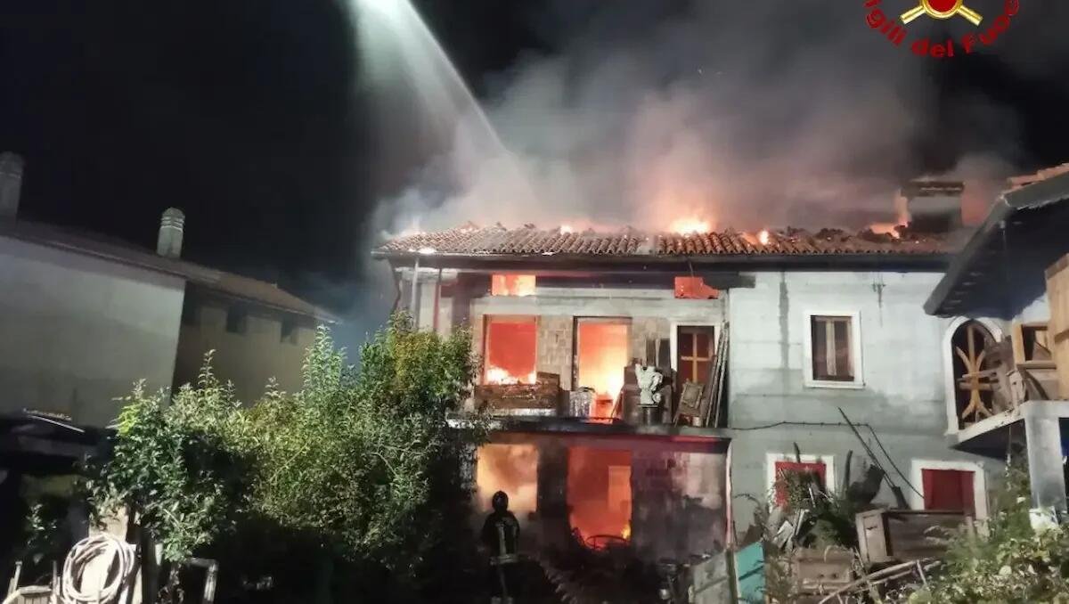 Furioso incendio a Maniago, fiamme alte in un laboratorio artigianale - 