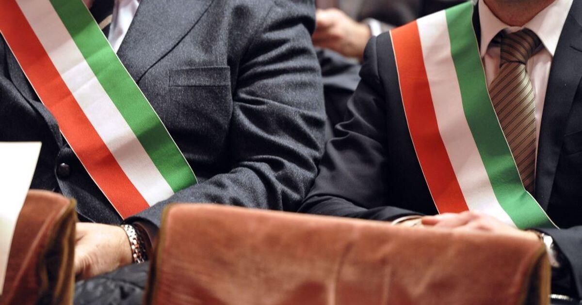 Sondaggio: il 74% dei sindaci si oppone alla scelta del Presidente ANCI di affiliarsi ai partiti - 