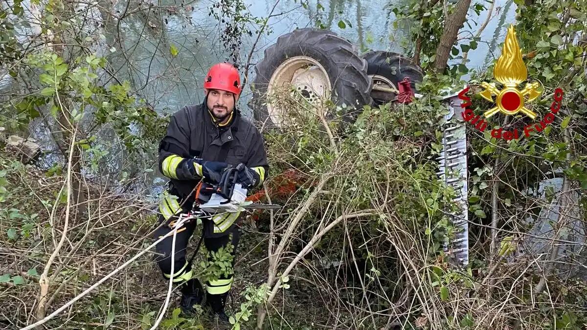 Si ribalta con il trattore e rischia di finire nel fiume: agricoltore miracolato -