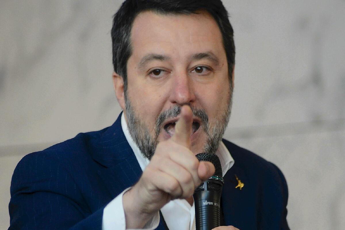 Salvini attacca i centri sociali di Bologna: "Nidi di criminali, bisogna chiuderli" - 