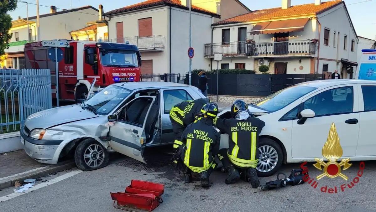 Violento scontro tra due auto: 3 feriti - 