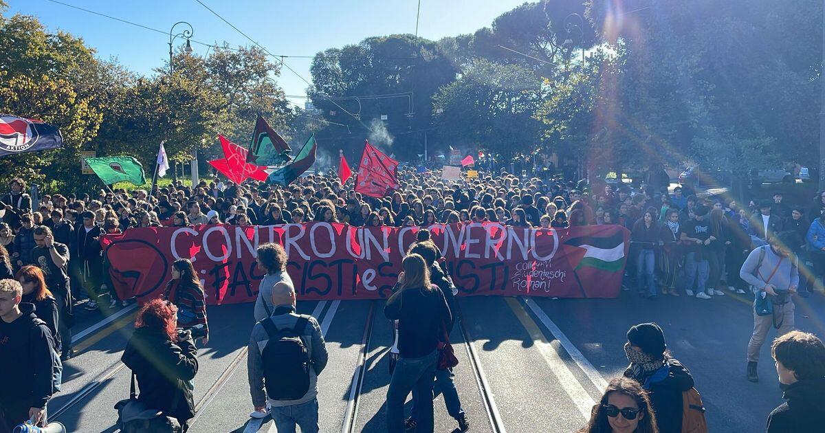 Studenti in corteo a Roma "contro il governo fascista" - 