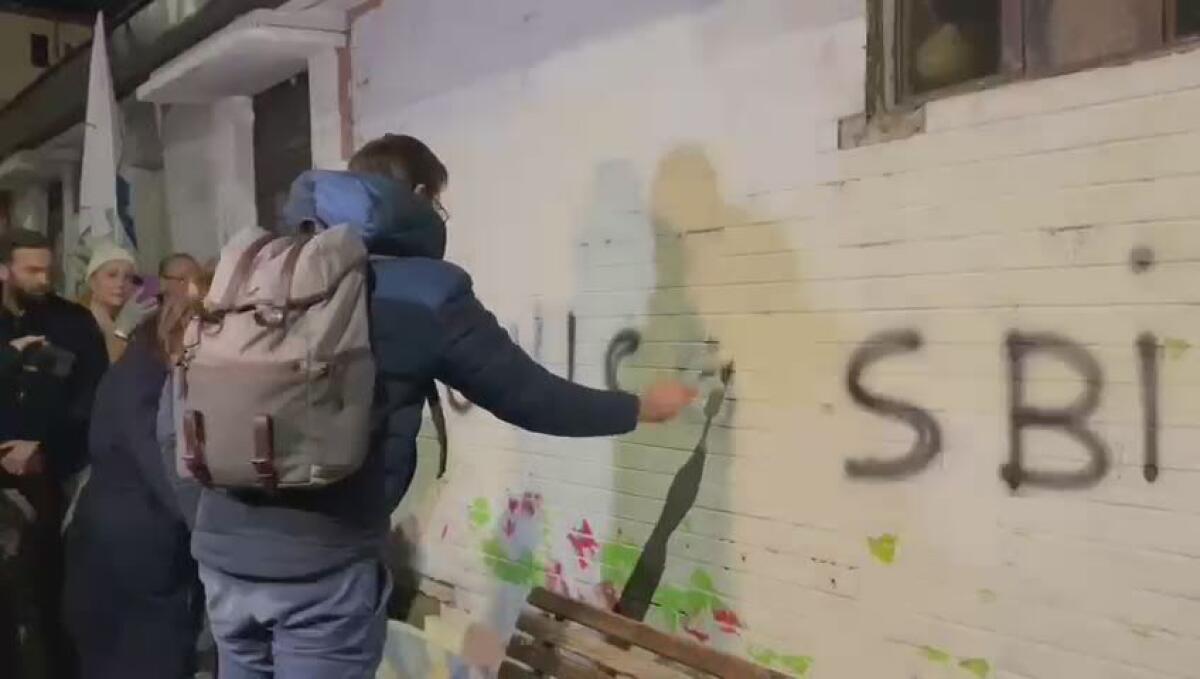 Morte di Rami: Lega al Corvetto copre scritte contro la polizia - Video - 