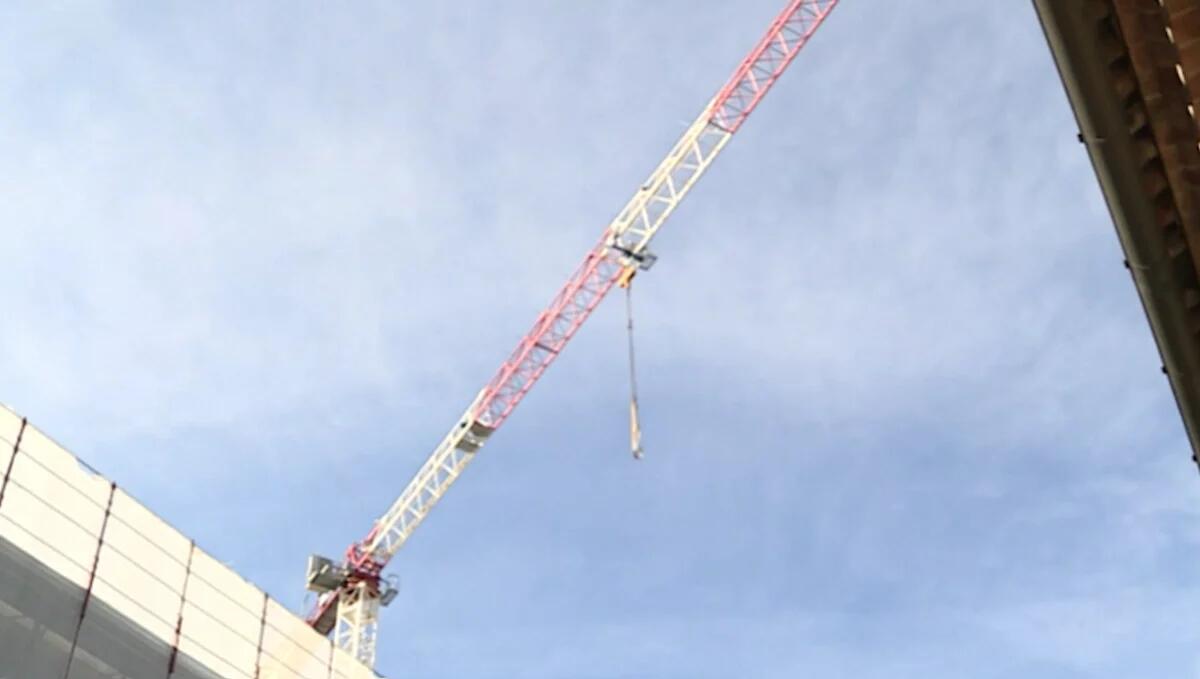 Stipendi non pagati da mesi: 3 operai si arrampicano su una gru in segno di protesta - 
