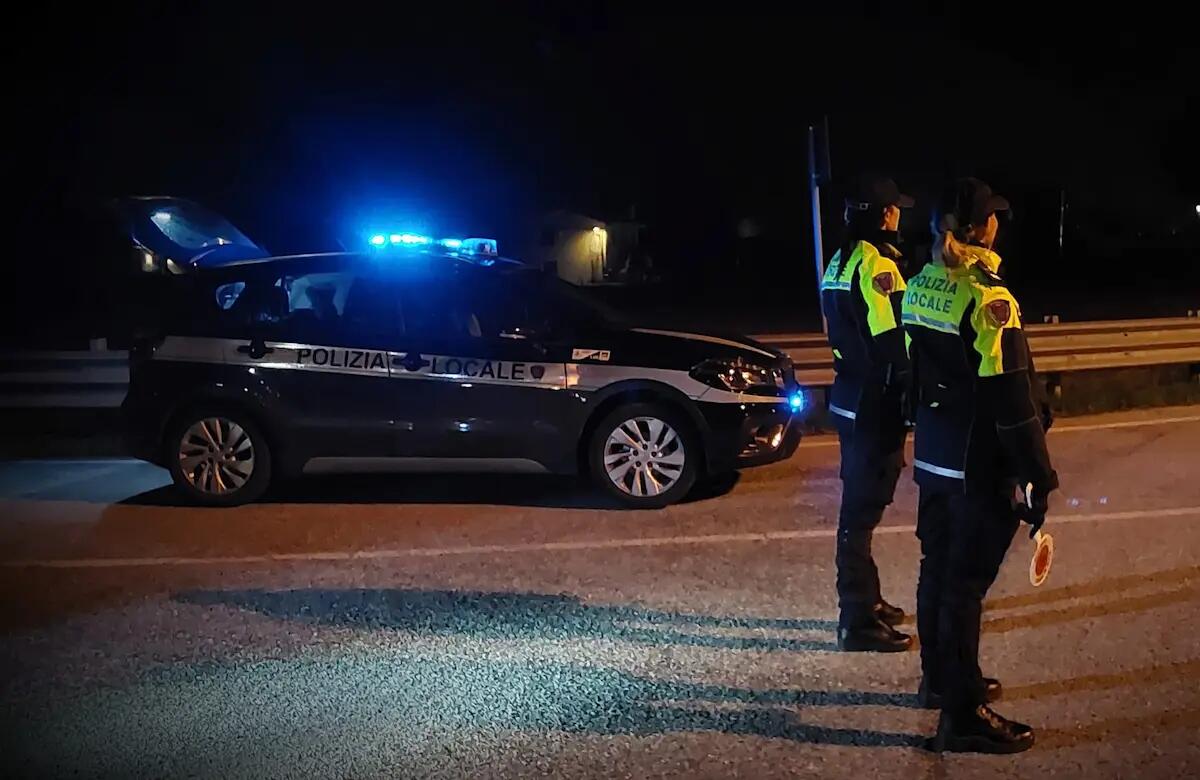 Jesolo. Ubriaco al volante rischia il frontale con la Polizia Locale durante un sorpasso azzardato - 
