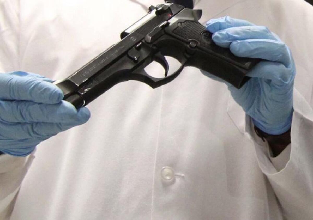 Napoli, colpo partito accidentalmente ferisce figlia di 7 anni: la bimba in ospedale - 