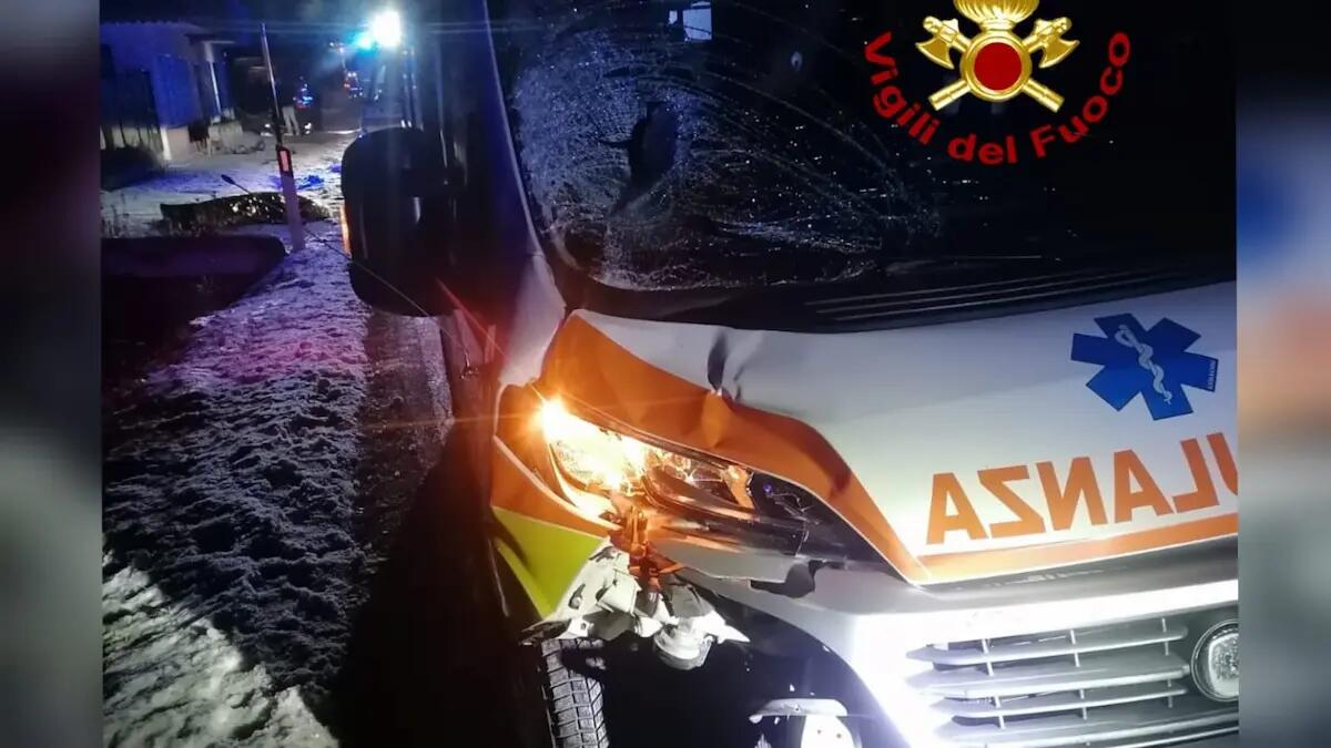 Pedone investito da un'ambulanza davanti al ristorante: 40enne morto sul colpo - 