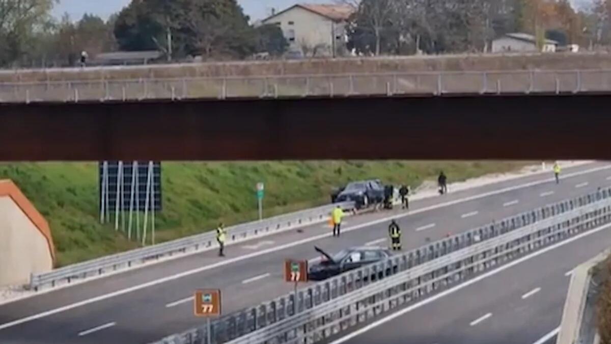 Scontro choc tra due auto, SUV decolla dopo l'impatto e finisce sopra il guard rail: grave una donna - 