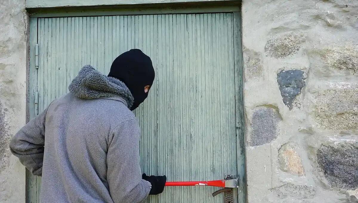 Sorpresi a rubare in casa aggrediscono brutalmente gli inquilini: due malviventi in fuga - 
