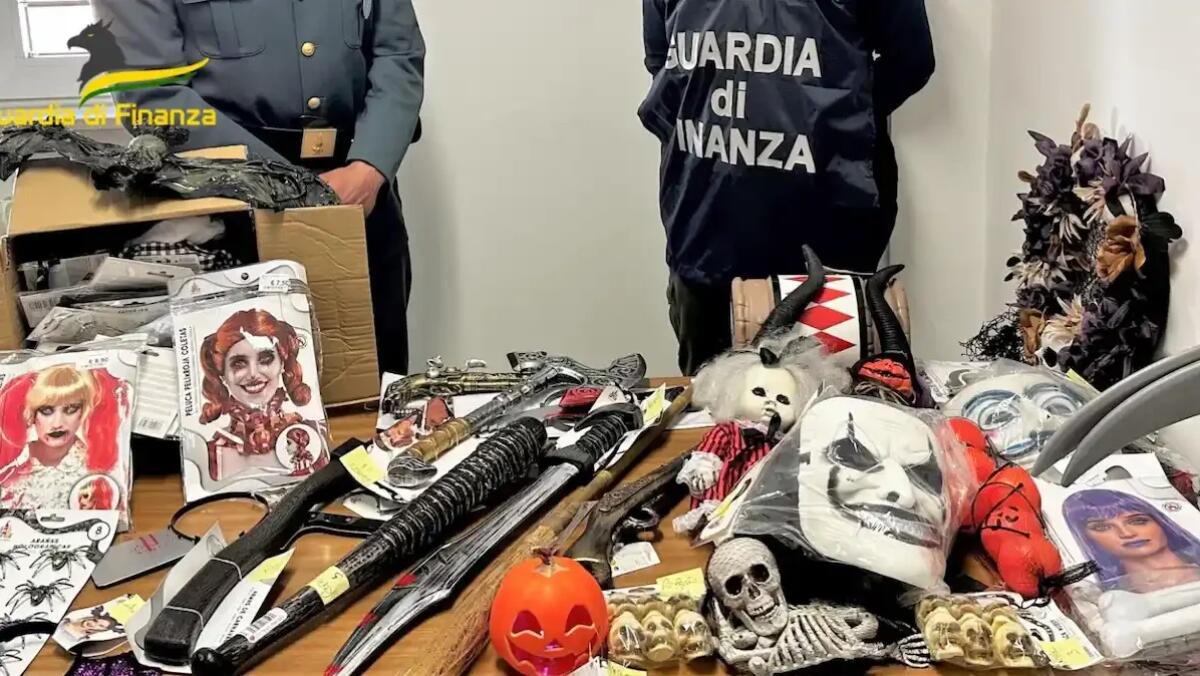 Vendeva oltre 1000 giocattoli e accessori contraffatti: nei guai il titolare di un negozio -