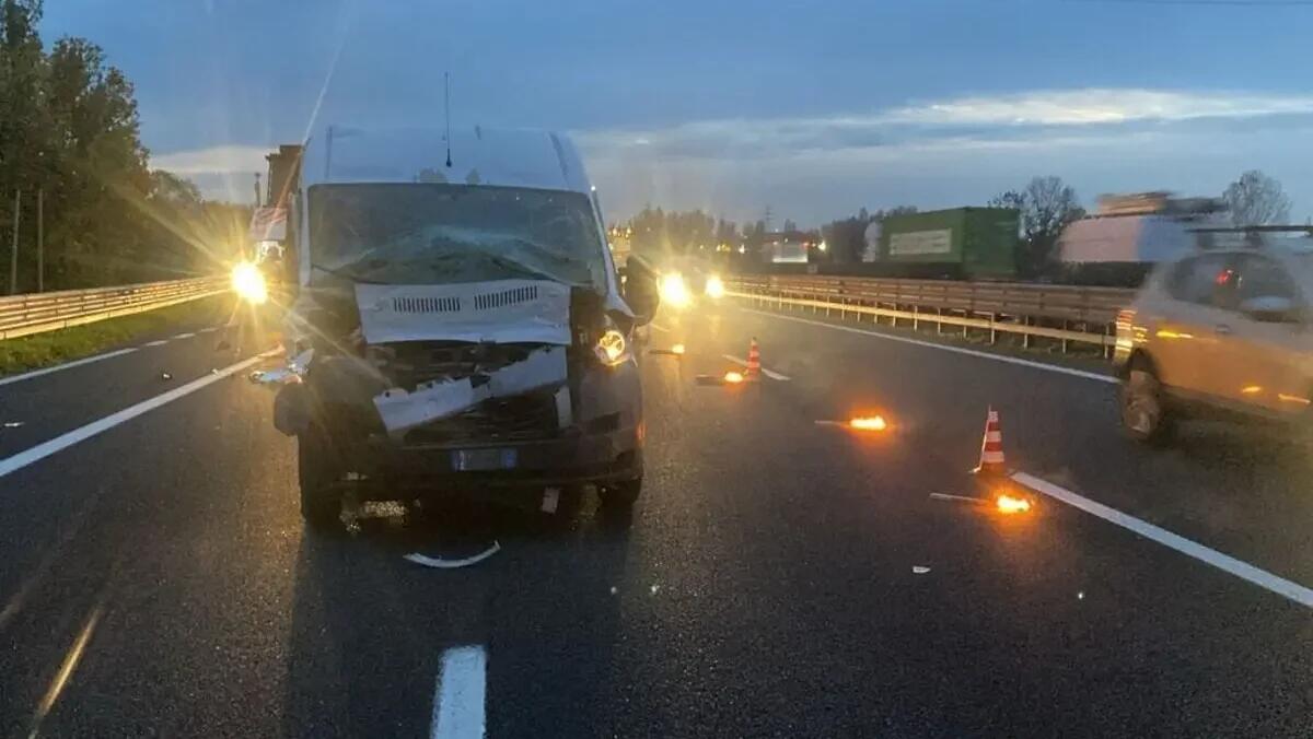 Camion guasto procede "a passo d'uomo" in Tangenziale invece di accostare: furgone lo centra - 