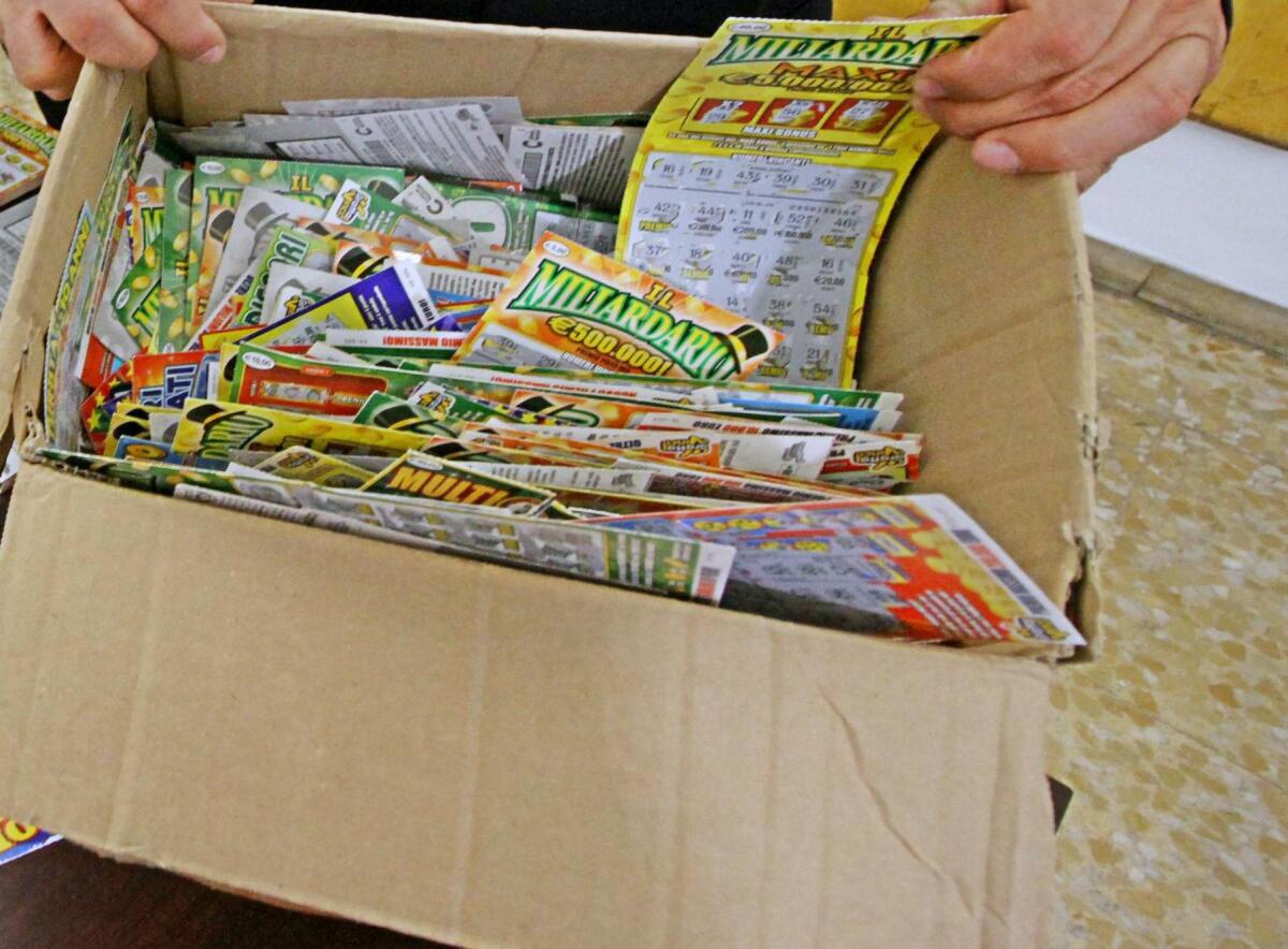 Lodi: pacchi di Gratta e Vinci galleggiano nel canale, situazione misteriosa - 