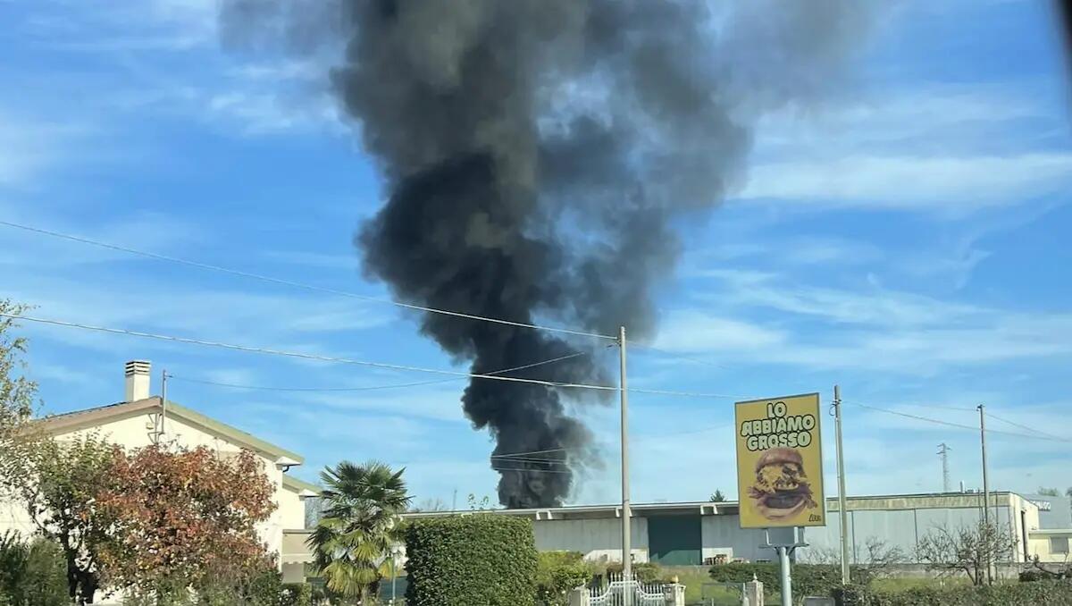 Incendio a Zoppola: colonna di fumo nero visibile da chilometri. Intervento in corso - 