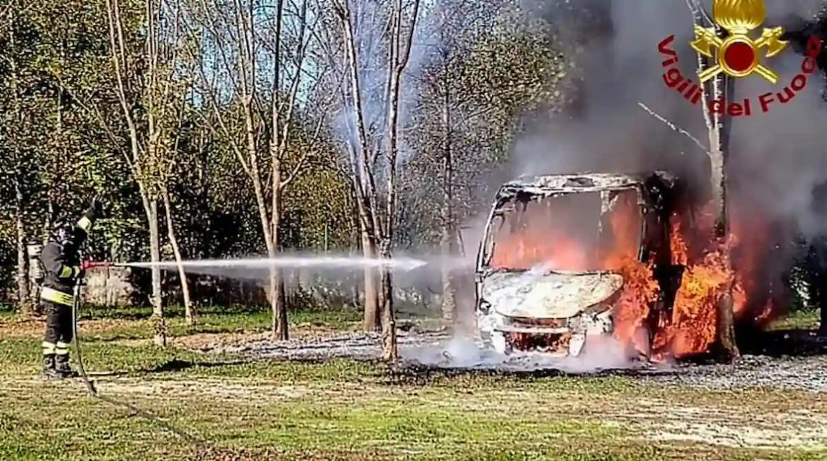Incendio a Zoppola, scuolabus a fuoco. Le fiamme minacciano altri mezzi ed alberi - 