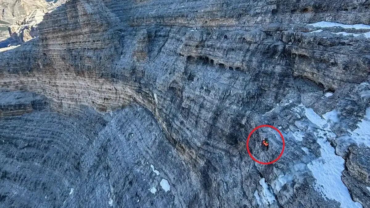 Scala la Ferrata con le scarpe da ginnastica e senza imbrago, ma rimane bloccato dal ghiaccio - 