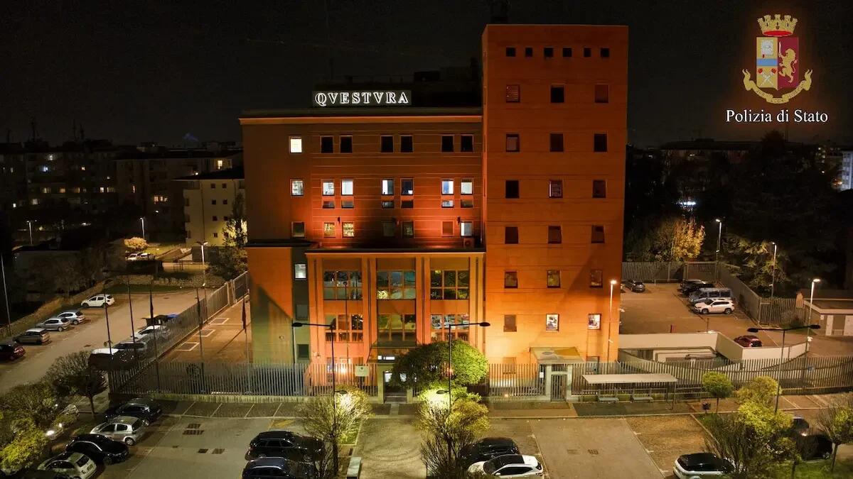 "Orange the World": la Questura di Pordenone in arancione per la lotta contro la violenza di genere - 