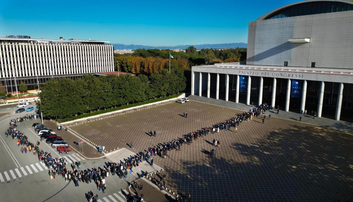 Contestatori M5S irrompono a Nova: "Dimissioni, siete come il Pd" - 