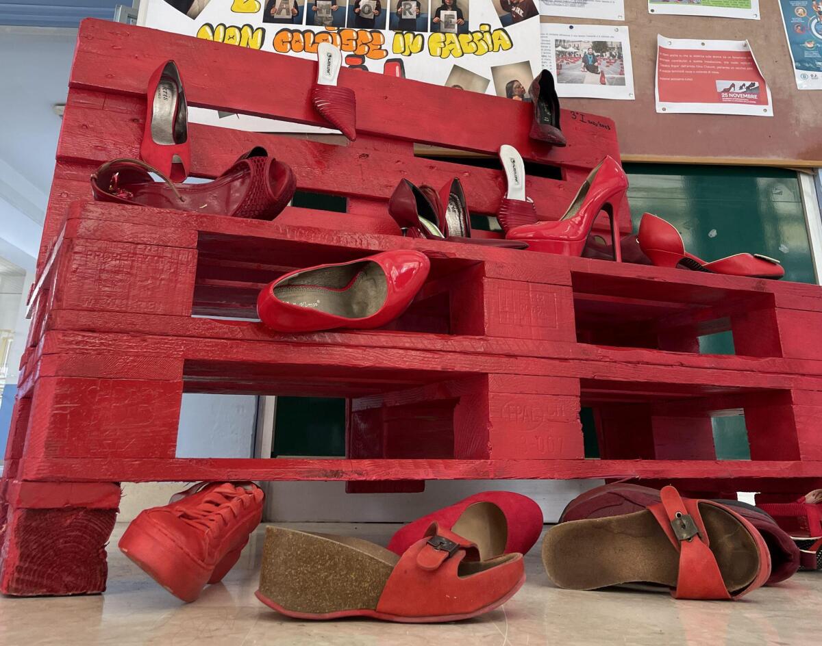 Mattarella: "Non ci sono scuse per la violenza sulle donne, quanto fatto finora è insufficiente" - 