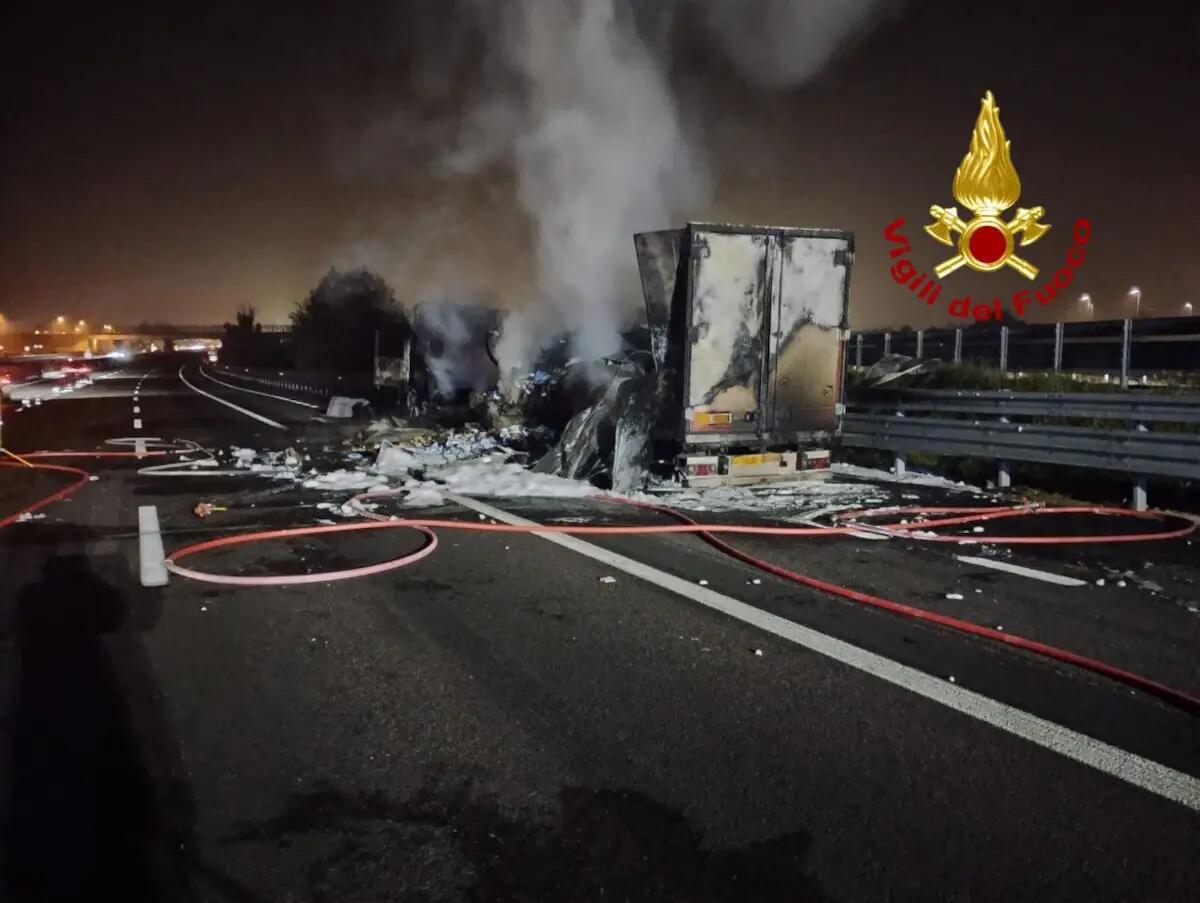 Ancora un mezzo pesante a fuoco in A4, attimi di paura per il conducente - 