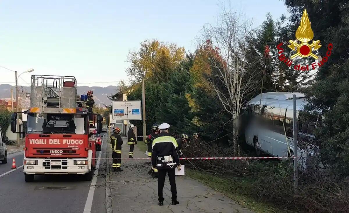 Autobus di linea fuori controllo finisce in un cortile: morto l'autista - 