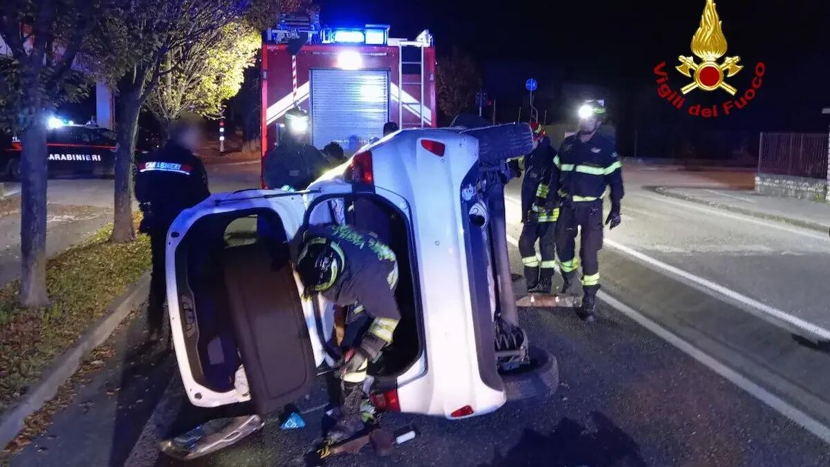 L'auto sbanda e si ribalta, due ragazze estratte dai pompieri attraverso il lunotto posteriore -