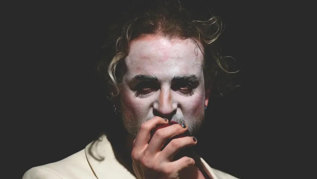 “La favola nera del boia in tutù”: tra comicità e tragedia, il teatro si fa riflessione - 