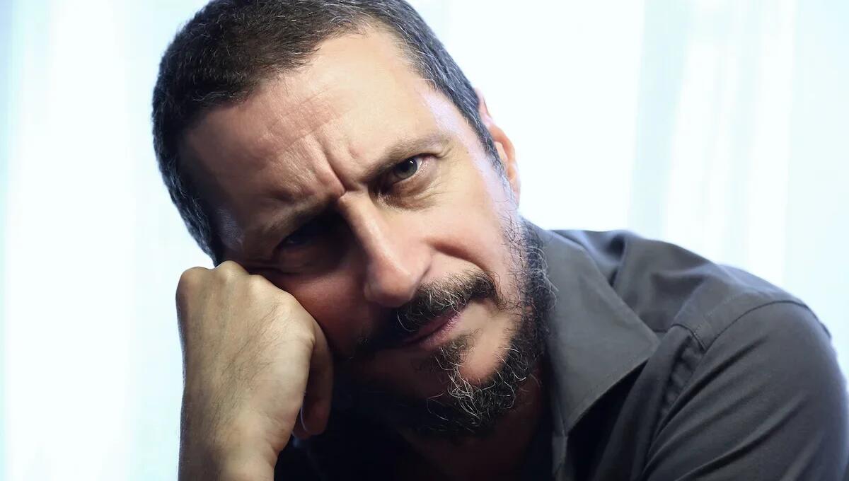 “Non hanno un amico”: Luca Bizzarri porta la satira in scena a Musikè -