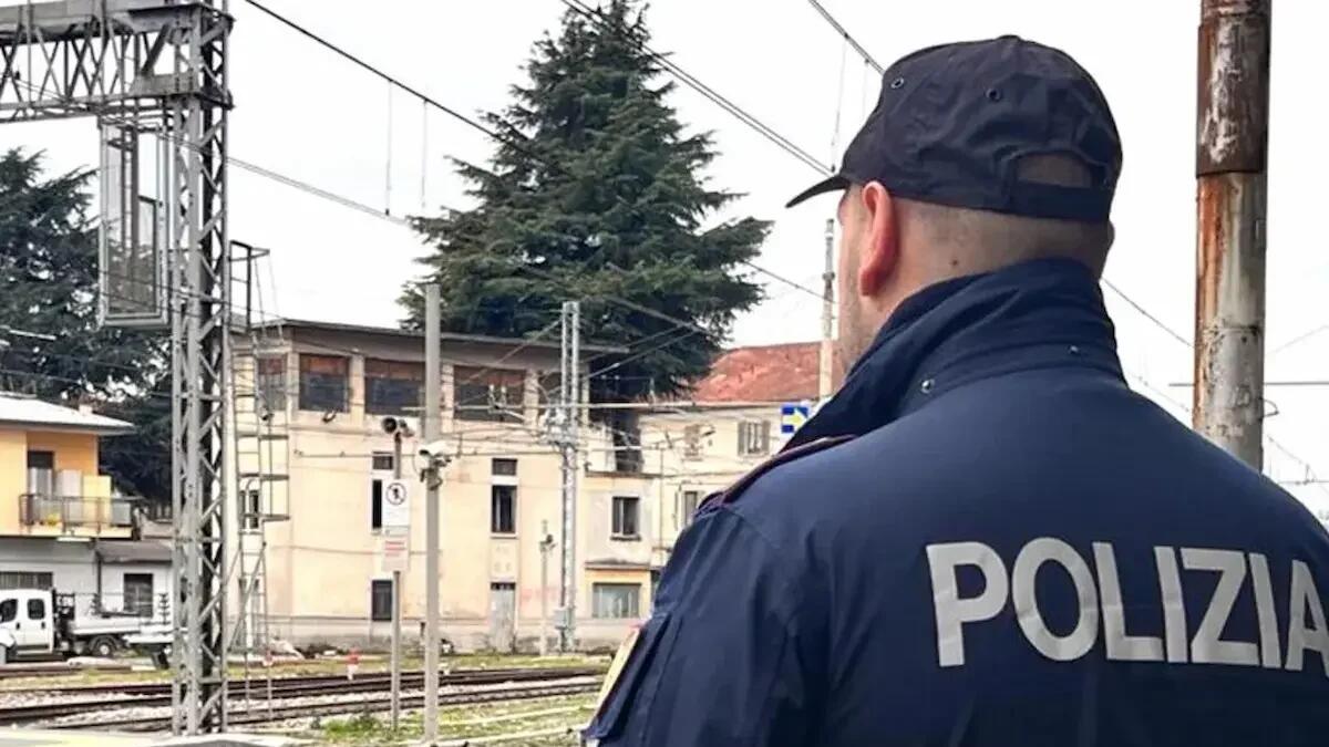 18enne afferrata e baciata in bocca contro la sua volontà: molestatore in fuga - 