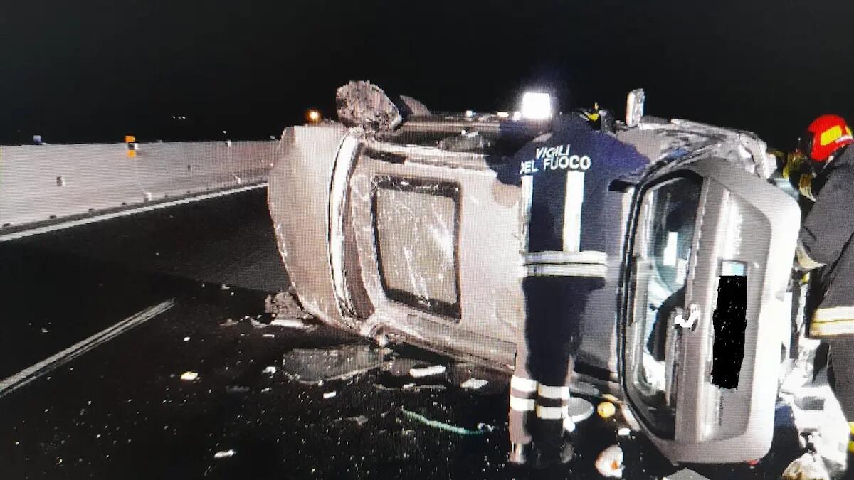 Violento scontro tra auto e pullman in autostrada: tre feriti nella notte - 