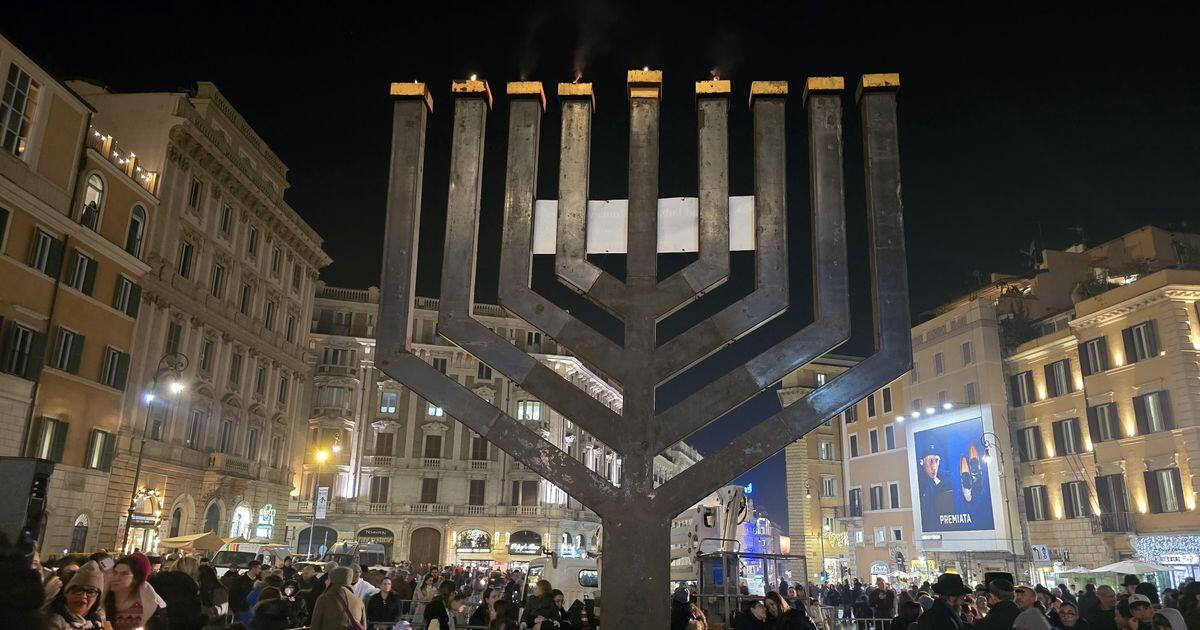 Hanukkah, illuminato il candelabro ebraico in piazza Barberini - 