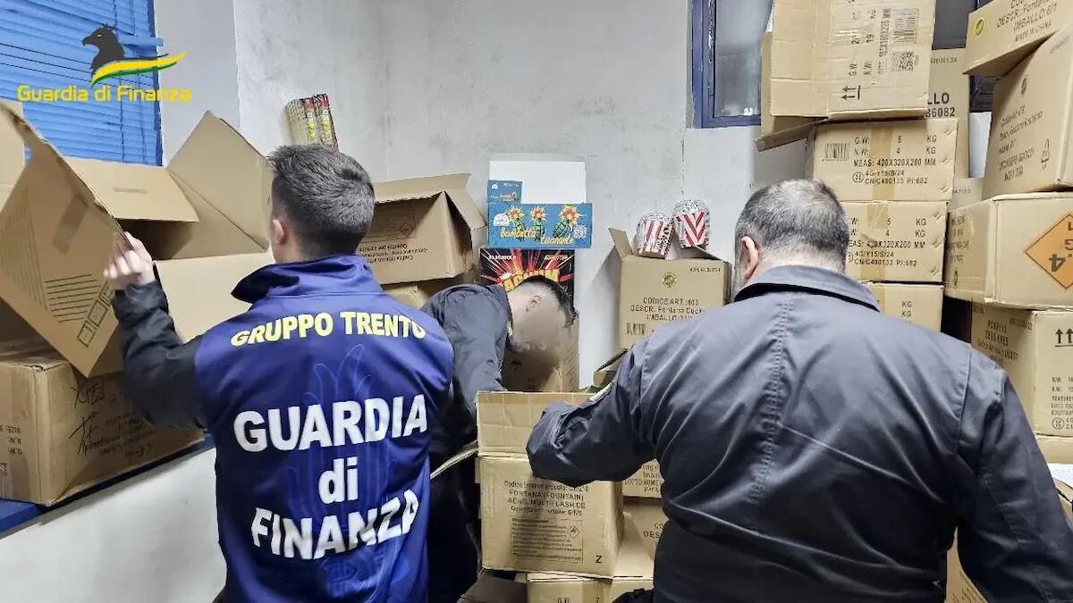 Negozio deteneva materiale pirotecnico senza licenza: sequestrati 800kg di esplosivi, denunciato il titolare - 