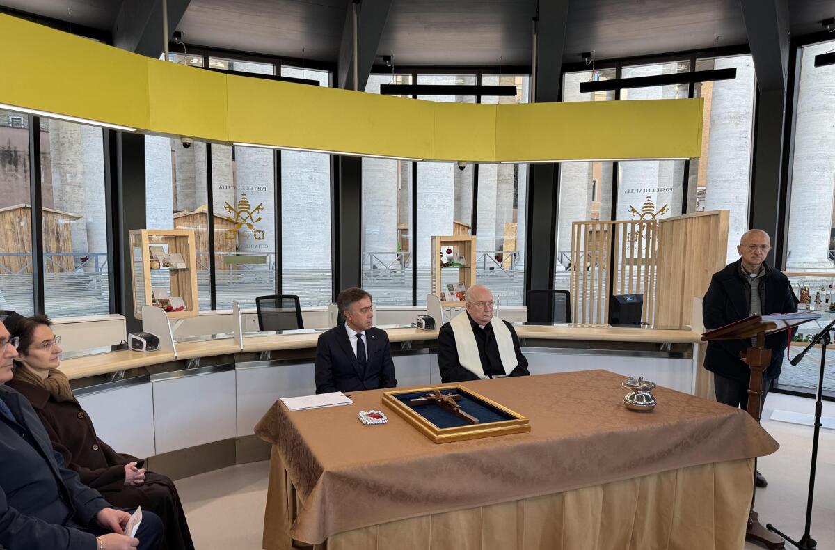Apertura del nuovo ufficio postale mobile del Vaticano in piazza San Pietro - 