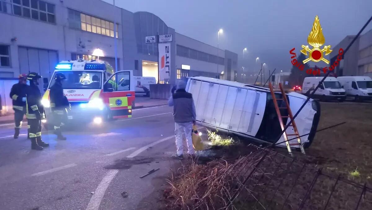 Scontro tra un'auto e un furgone che si ribalta: un ferito, estratto dalle lamiere - 