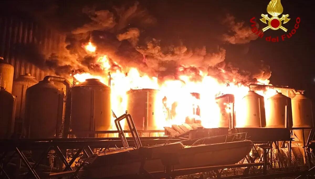 Fiamme alte nel cantiere navale a Cervignano: l'incendio distrugge imbarcazioni e capannone - 