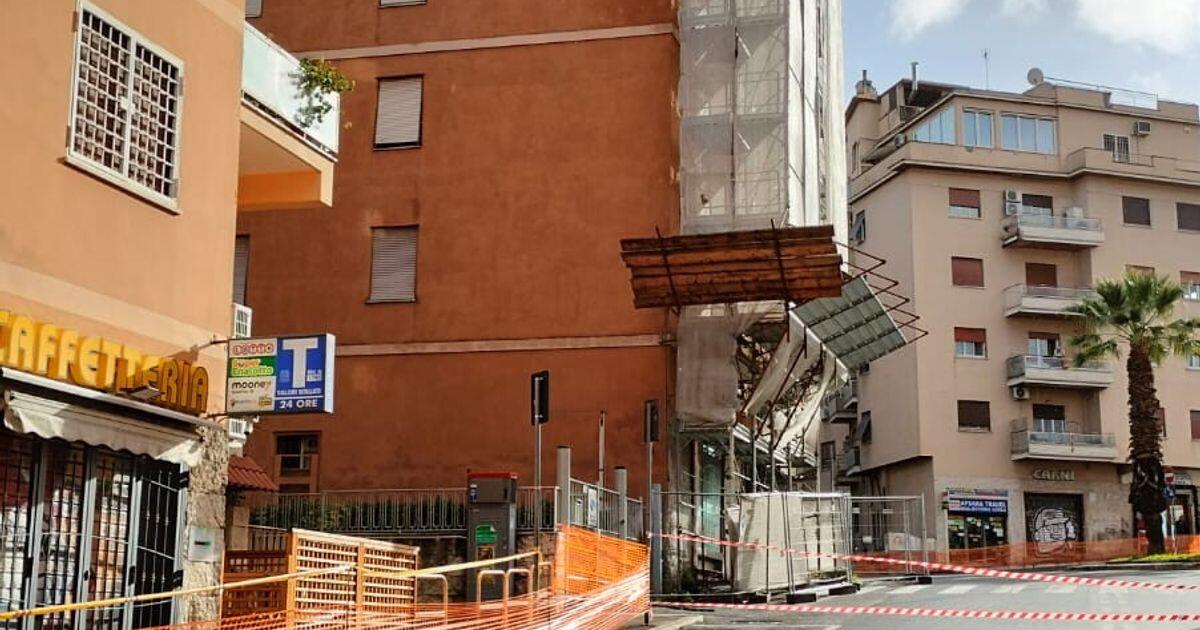 Palazzo in pericolo di crollo a Roma, evacuati gli edifici adiacenti - 