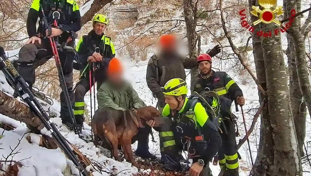 Cane rimane bloccato sull'orlo di un dirupo durante una battuta di caccia: recuperato dalla SAF - 