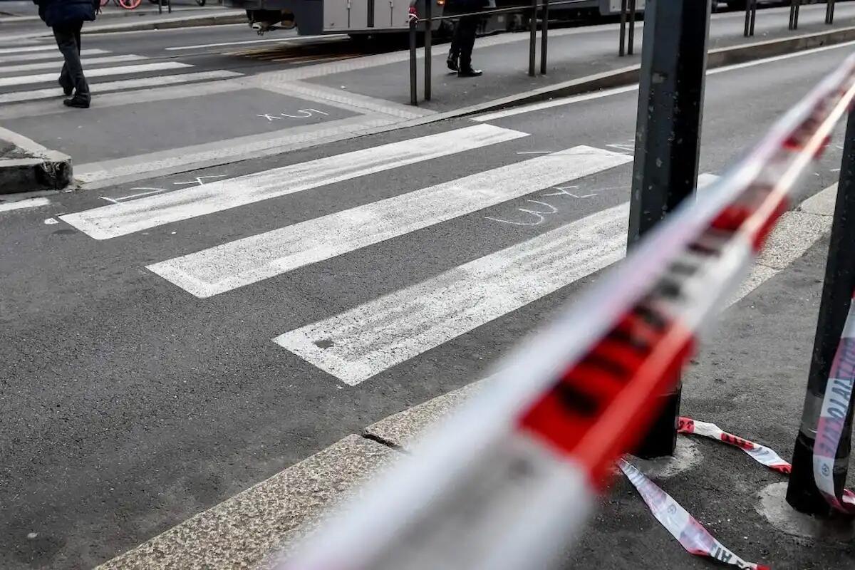 Automobilista "accecato" dal sole investe un pedone sulle strisce: 65enne in ospedale -