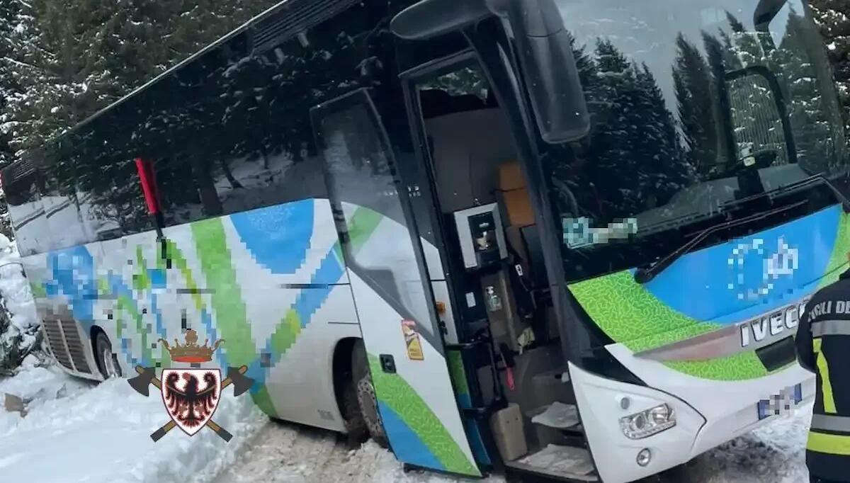 Autobus finisce con due ruote nella scarpata: ruspa e argano per riportarlo sulla sede stradale - 