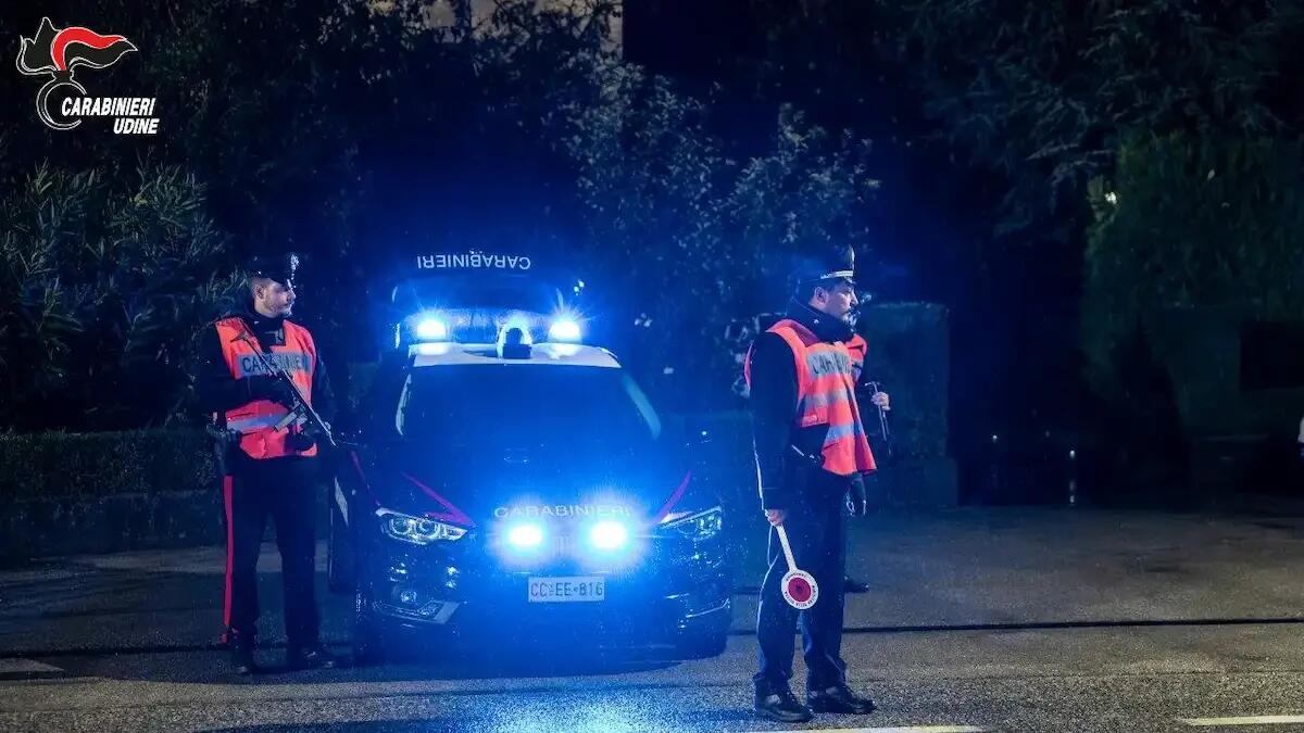 Inseguiti dai carabinieri, causano due incidenti: ladri abbandonano l'auto e scappano a piedi -
