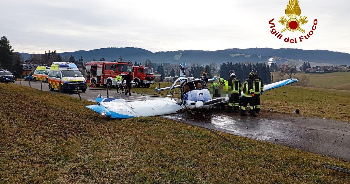 Atterraggio brusco per un aereo che si schianta in strada ad Asiago - 