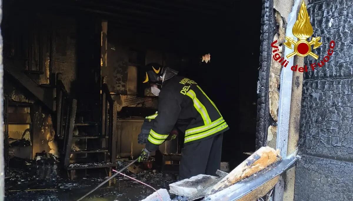 Incendio che parte da un quadro elettrico: piano terra di una palazzina divorato dalle fiamme - 