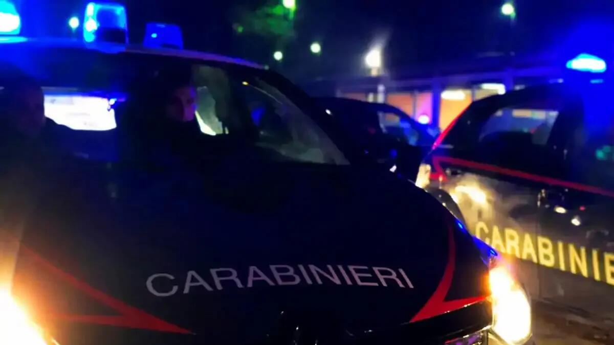 Tenta di entrare, ma il bar è chiuso: giovane lancia un tavolino e distrugge la vetrata - 