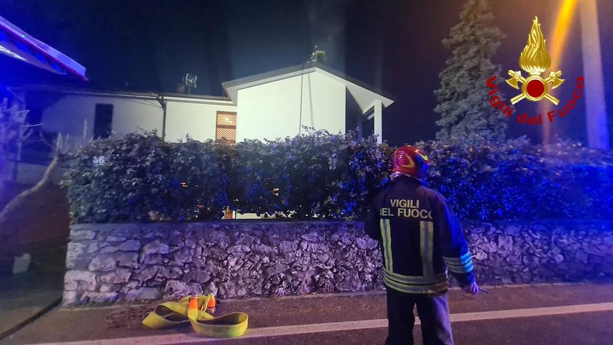 Incendio in una monofamiliare: le fiamme divampano dalla canna fumaria - 