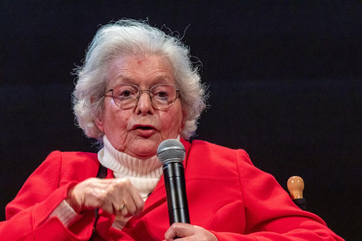 Ambrogini, applaudita in piedi la partigiana Gilardelli. Dalla sala il grido 'resistenza, ora e sempre' - 