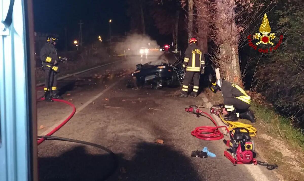 Perde il controllo dell’auto e finisce contro un platano: Luca muore sul colpo a soli 29 anni - 