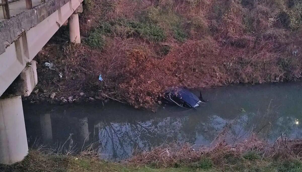 Perde il controllo dell'auto e finisce nel fiume: miracolata la conducente - 