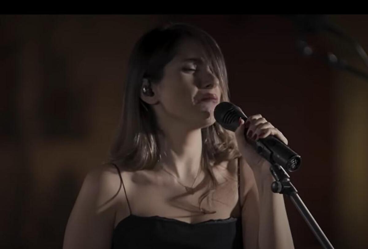 Il mistero dell'arresto di Parastoo Ahmadi in Iran: la polizia la convoca per un video bizzarro - 