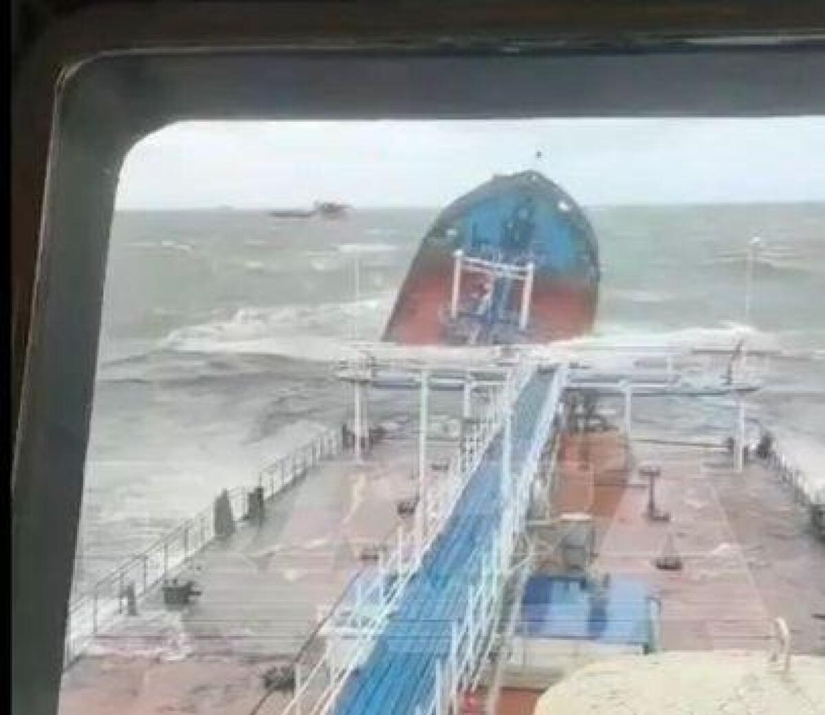 Tempesta in Russia affonda due petroliere nello stretto di Kerch - Video - 